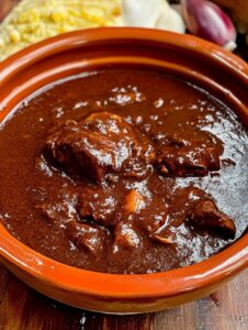 Mole de pollo estilo Michoacán servido en cazuela de barro tradicional.
