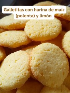 Galletitas caseras de maíz y limón apiladas, con textura suave y doradas.