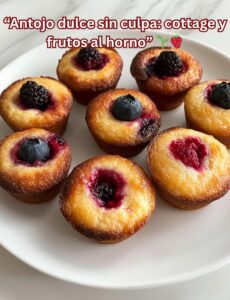 Pequeños muffins de cottage con frutos del bosque frescos, dispuestos en un plato blanco
