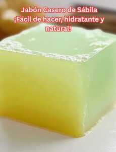 Jabón casero de sábila en bloque verde y amarillo, con burbujas naturales en la superficie.