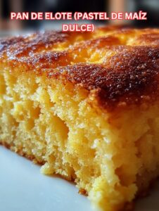 Pan de Elote casero recién horneado con textura esponjosa y dorada.