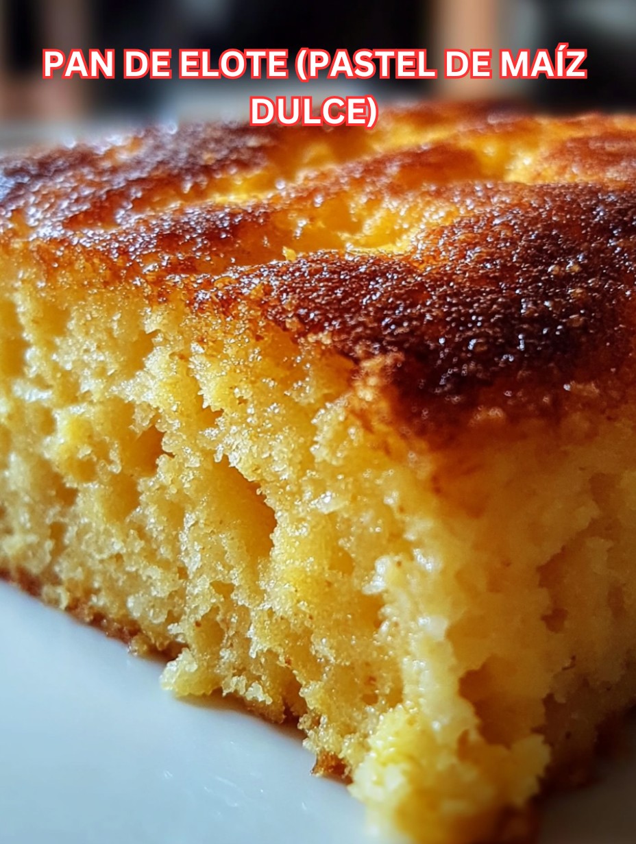 Pan de Elote casero recién horneado con textura esponjosa y dorada.
