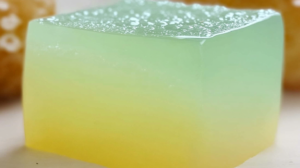 Jabones artesanales de sábila con hojas frescas de aloe vera y aceites esenciales sobre superficie de madera