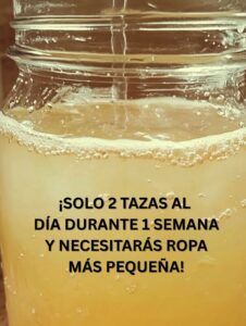 Vaso de bebida natural casera para bajar de peso con burbujas y color dorado