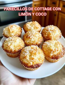 Panecillos de cottage con ralladura de coco dorada, presentados en un plato blanco, con una textura doradita y esponjosa.