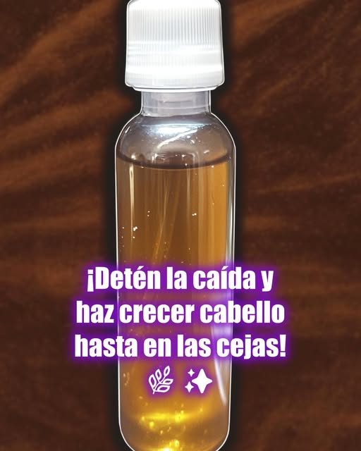 Tratamiento natural casero para caída del cabello con ingredientes naturales como aceite de ricino, cebolla y aloe vera dispuestos sobre mesa de madera