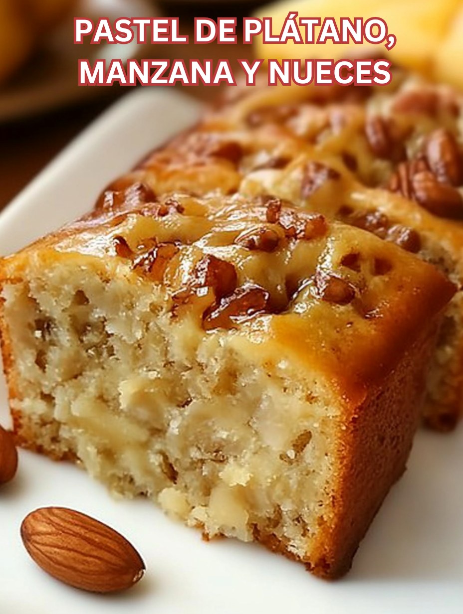 Trozo de bizcocho casero de plátano, manzana y nueces, con textura esponjosa y corteza dorada.