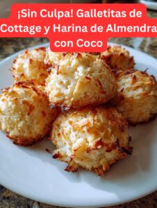 Galletitas caseras doradas de coco y cottage servidas en un plato blanco.