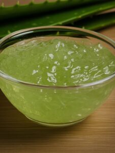 Gel natural de aloe vera casero en un bol de vidrio, ideal para regenerar la piel