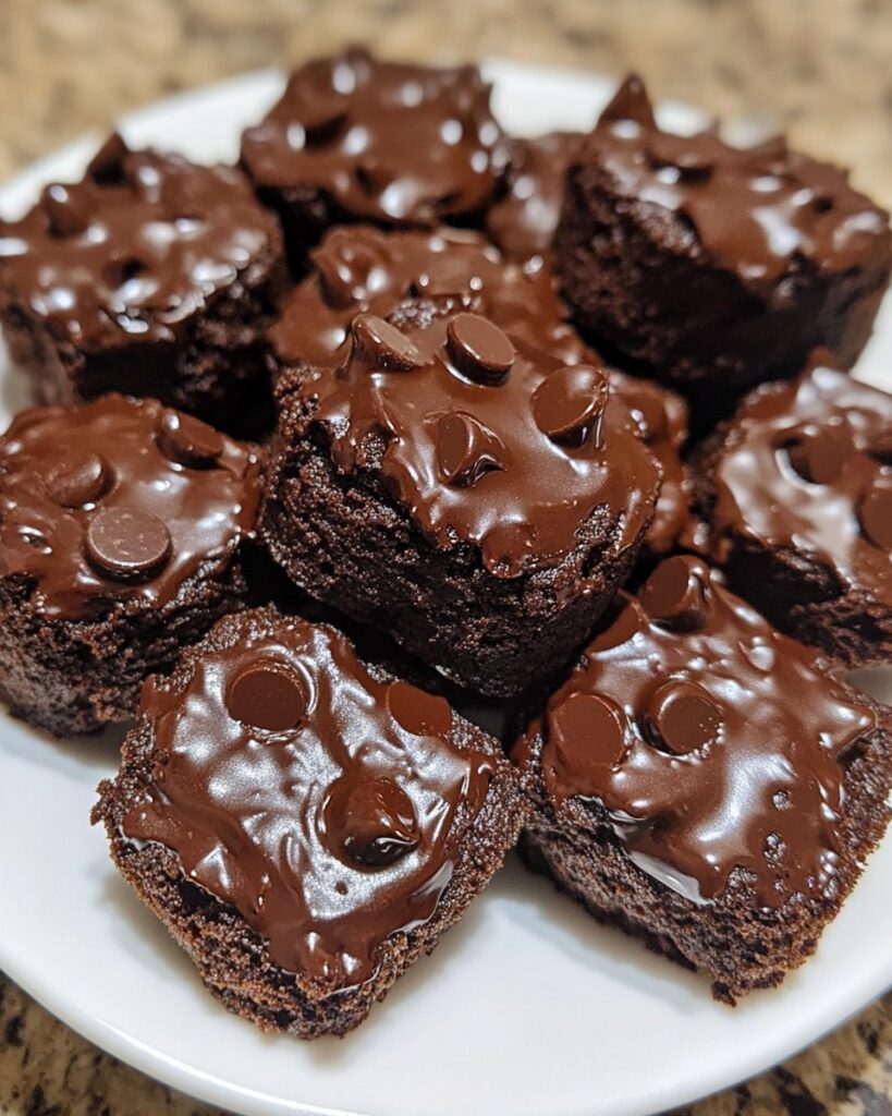 Panecillos de cottage con cacao y chips de chocolate sin azúcar servidos en un plato blanco.