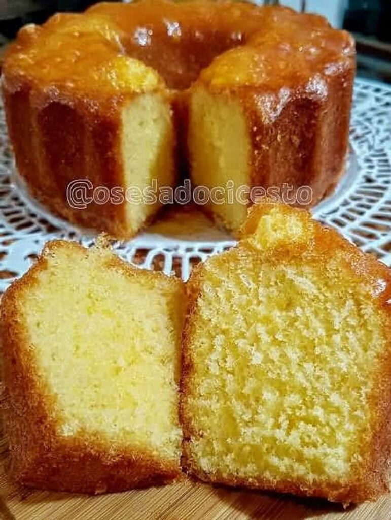 Bizcocho clásico esponjoso de color dorado, con corte limpio que muestra su interior húmedo y bien cocido, sobre un plato decorativo blanco.
