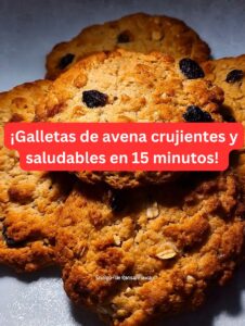Primer plano de varias galletas de avena doradas y crujientes con pasas sobre una superficie blanca