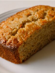 Panqué de avena con zanahoria recién horneado sobre un plato blanco