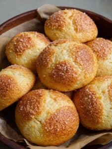 Panecillos dorados de harina de almendras con cubierta crujiente de azúcar