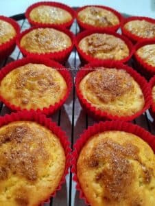 Panecitos de elote sin harina horneados en moldes rojos, dorados y esponjosos