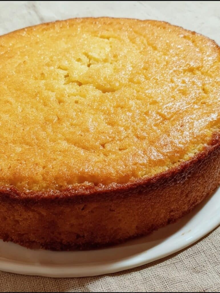 Pan de elote natural sin harina, esponjoso y dorado, recién horneado en un molde casero.