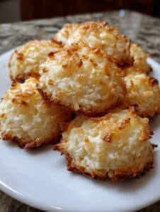 Galletitas de maicena y coco aptas para celíacos recién horneadas sobre una bandeja