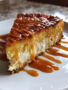Rebanada de pastel de elote con caramelo y queso crema, jugoso y casero.