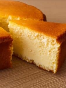 Pastel de queso crema y leche condensada casero, esponjoso y dorado.