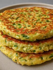 Tortilla de verduras nutritivas baja en calorías, dorada y esponjosa, hecha con repollo, zanahoria y espinaca.
