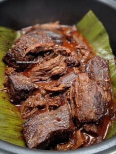Barbacoa de Res Casera con Especias servida en hoja de plátano, jugosa y deshebrada lista para tacos