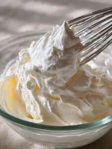 Crema Chantilly casera con leche en polvo recién batida en un bol de vidrio