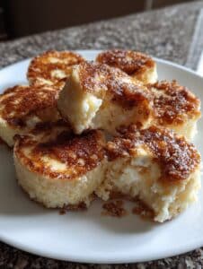 Mini bizcochitos de cottage, manzana y canela sin azúcar, dorados y esponjosos, servidos en un plato blanco.