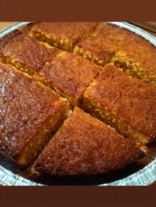 Delicioso pan de elote sin harina, dorado y esponjoso, listo para disfrutar.