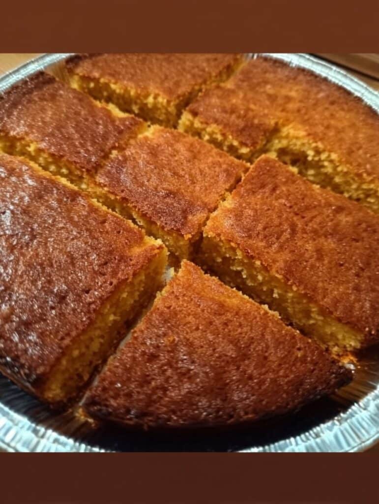 Delicioso pan de elote sin harina, dorado y esponjoso, listo para disfrutar.