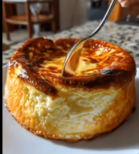 Flan cremoso de elote con queso recién horneado con superficie dorada y textura suave.