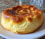 Flan de elote y queso cremoso casero sobre un plato blanco, con fondo de cocina mexicana.