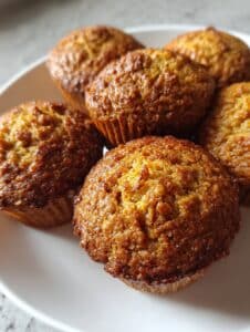 Muffins de avena, naranja y chía recién horneados, receta fácil y saludable para desayuno