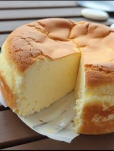 Pan de nube esponjoso y dorado recién horneado, con una porción cortada
