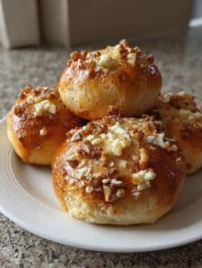 Panecillos de cottage con zanahoria y nueces saludables recién horneados sobre un plato blanco.