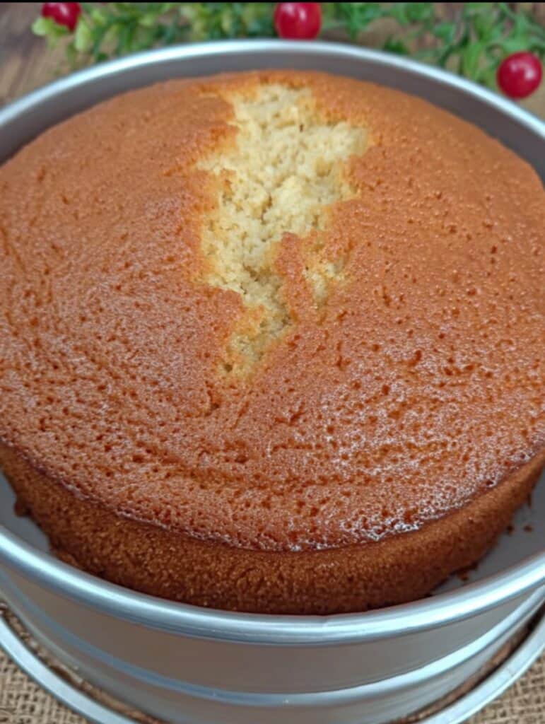 Pastel casero esponjoso recién horneado en molde redondo