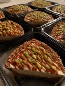 Rebanadas de pay frío de guayaba decoradas con trozos de fruta y cajeta.