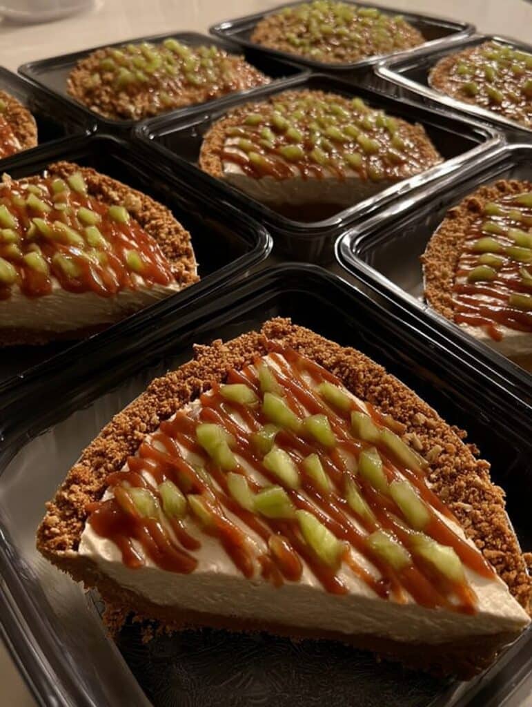 Rebanadas de pay frío de guayaba decoradas con trozos de fruta y cajeta.