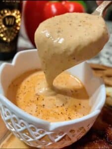 Salsa cremosa de habanero servida en un tazón blanco, con textura suave y brillante lista para acompañar carnes, tacos o mariscos.